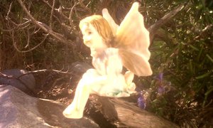 Engeltjies vanaf graf gesteel